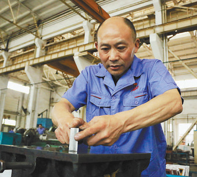 他有双“超精密机械手”(爱国情 奋斗者) 他有双“超精密机械手”(爱国情 奋斗者)