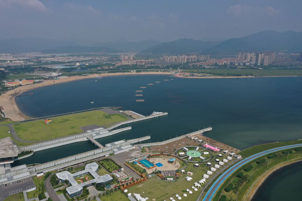 鸟瞰梅山湾沙滩公园(8月9日摄,无人机照片)。 新华社记者 黄宗治 摄 鸟瞰梅山湾沙滩公园(8月9日摄,无人机照片)。 新华社记者 黄宗治 摄