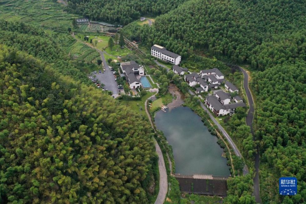 安吉县山川乡大里村的民宿酒店(8月6日摄,无人机照片)。新华社记者 黄宗治 摄 安吉县山川乡大里村的民宿酒店(8月6日摄,无人机照片)。新华社记者 黄宗治 摄