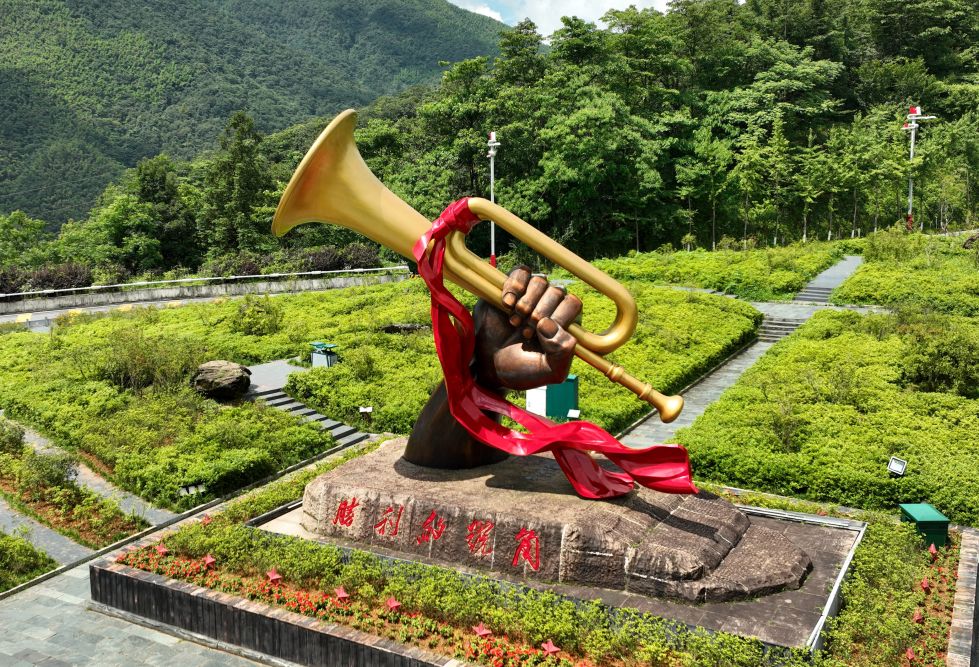 2023年6月28日在井冈山拍摄的“胜利的号角”雕塑(无人机照片)。 新华社记者 万象 摄