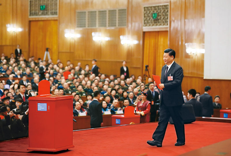 2018年3月17日，十三届全国人大一次会议在北京人民大会堂举行第五次全体会议。习近平当选中华人民共和国主席、中华人民共和国中央军事委员会主席。这是习近平准备投票。 新华社记者 兰红光/摄