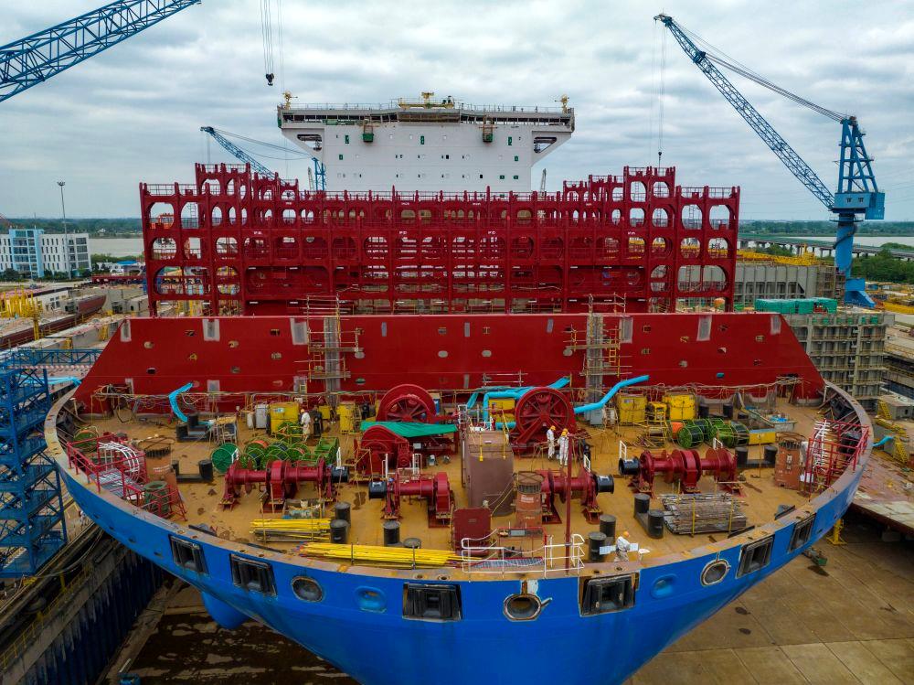 △2023年5月7日,江苏扬州中远海运重工有限公司工人在作业。 △2023年5月7日,江苏扬州中远海运重工有限公司工人在作业。