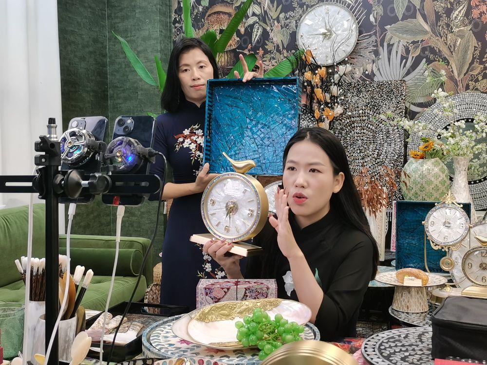 △在广西防城港东兴市一个电商直播间里,主播在进行活动推介。 △在广西防城港东兴市一个电商直播间里,主播在进行活动推介。