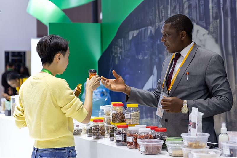 △2023年11月7日,在进博会国家馆尼日利亚馆,展商介绍尼日利亚产品。 △2023年11月7日,在进博会国家馆尼日利亚馆,展商介绍尼日利亚产品。