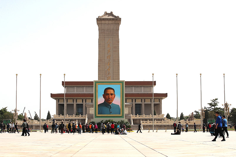 2021年4月27日，孙中山巨幅画像亮相天安门广场，众多游客纷纷在孙中山画像前驻足拍照留影。