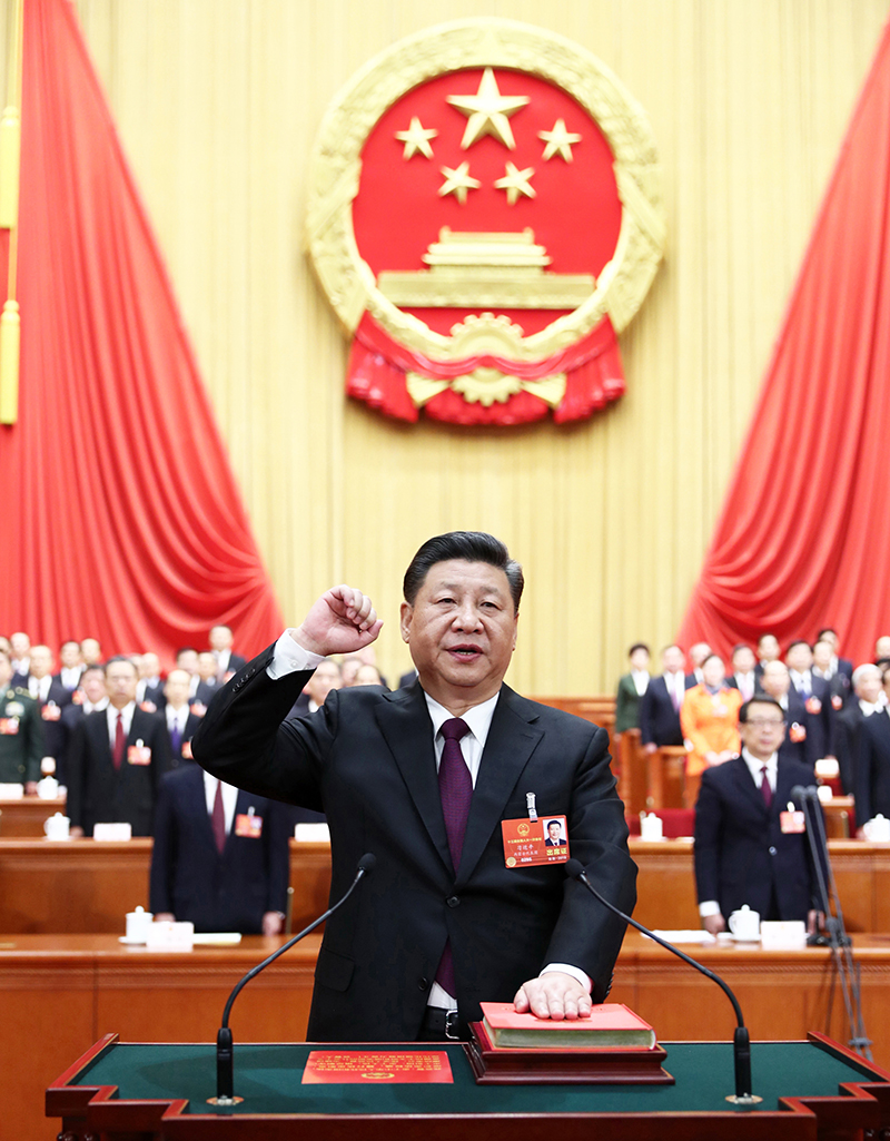2018年3月17日，十三届全国人大一次会议在北京人民大会堂举行第五次全体会议。这是习近平进行宪法宣誓。