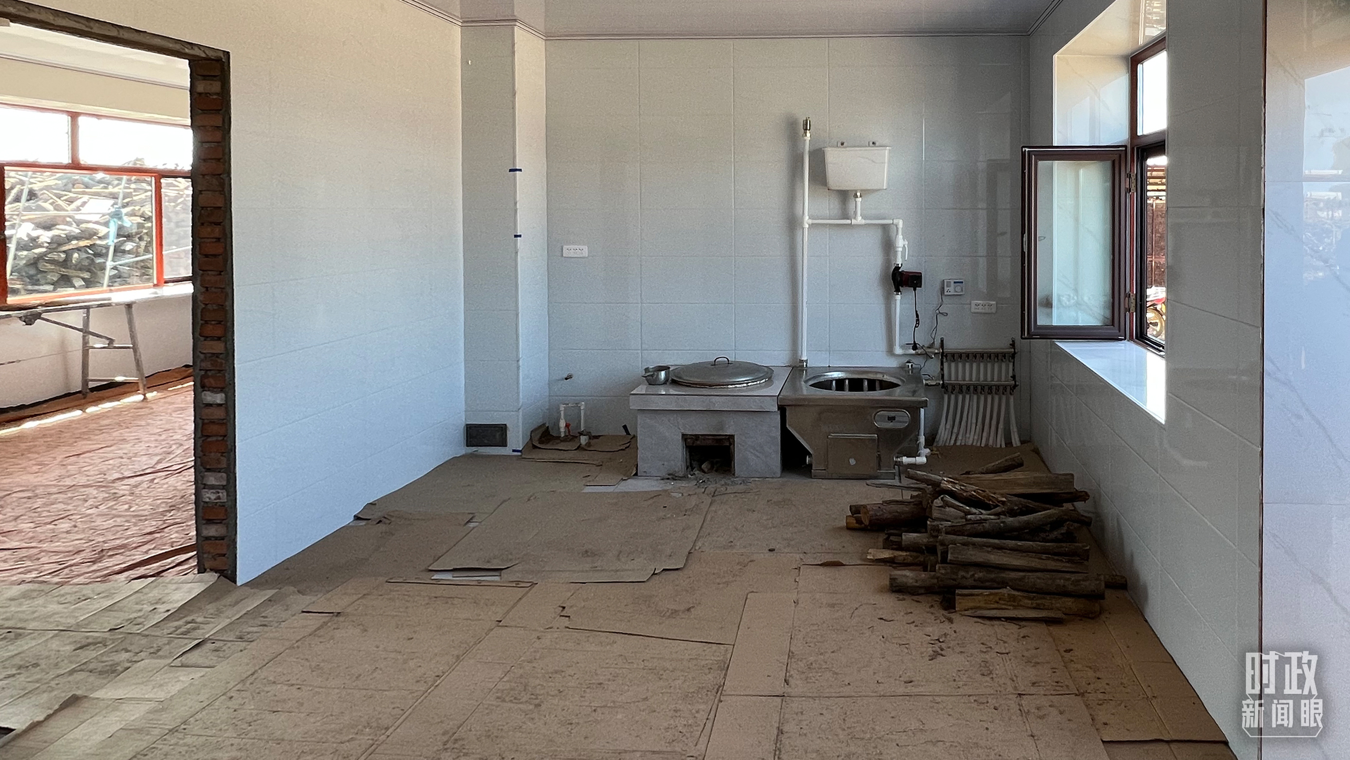 △龙王庙村内,受灾房屋内部正在进行翻修。(总台央视记者邢彬拍摄) △龙王庙村内,受灾房屋内部正在进行翻修。(总台央视记者邢彬拍摄)