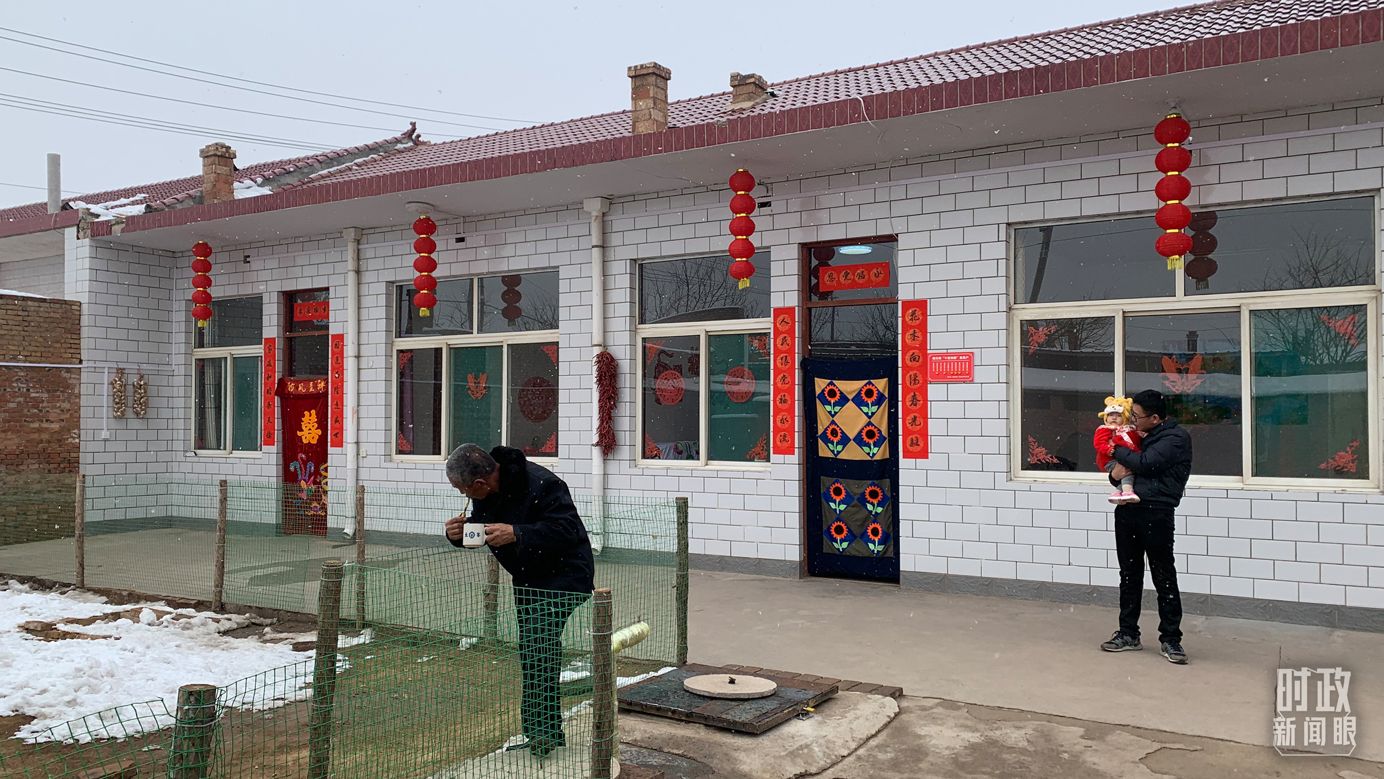 △ 当年春节来临之前,冯南垣村受灾村民全部搬进了新家。(总台央视记者段德文拍摄) △ 当年春节来临之前,冯南垣村受灾村民全部搬进了新家。(总台央视记者段德文拍摄)