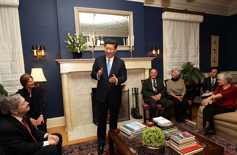 习近平2012年访美时与老朋友叙旧场景。 习近平2012年访美时与老朋友叙旧场景。