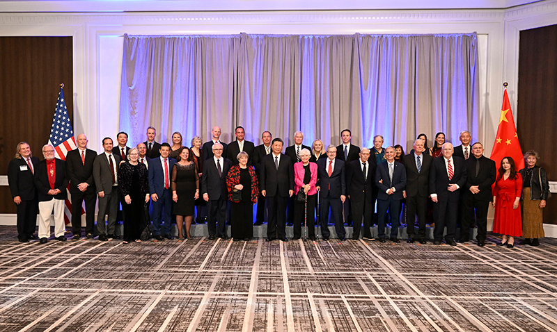 这是美国友好团体联合欢迎宴会开始前,习近平主席会见飞虎队和史迪威将军后人、鼓岭、艾奥瓦州、华盛顿州等方面友好人士代表,同他们亲切交谈并合影留念。 这是美国友好团体联合欢迎宴会开始前,习近平主席会见飞虎队和史迪威将军后人、鼓岭、艾奥瓦州、华盛顿州等方面友好人士代表,同他们亲切交谈并合影留念。