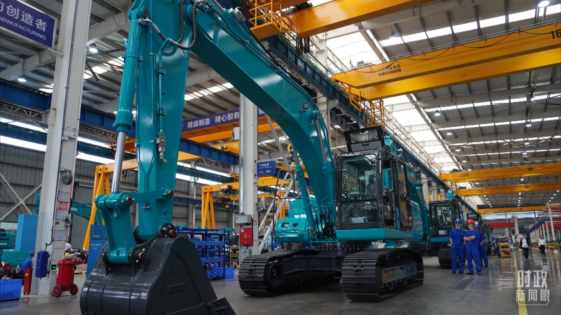 △这是山河智能大型挖掘机的组装车间。2020年9月,习近平曾到此地考察。(总台央视记者郭晓龙拍摄) △这是山河智能大型挖掘机的组装车间。2020年9月,习近平曾到此地考察。(总台央视记者郭晓龙拍摄)