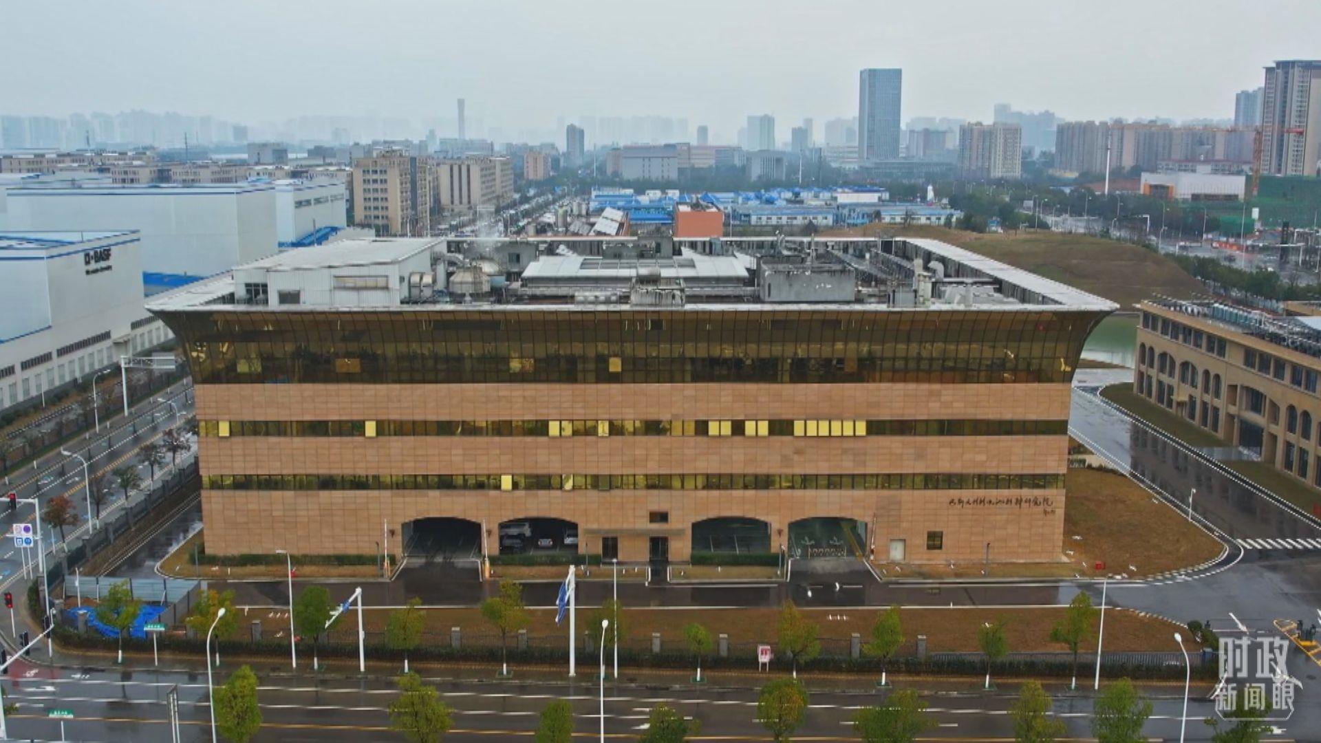 △巴斯夫杉杉电池材料有限公司。(总台记者陈稼、杨侃拍摄) △巴斯夫杉杉电池材料有限公司。(总台记者陈稼、杨侃拍摄)