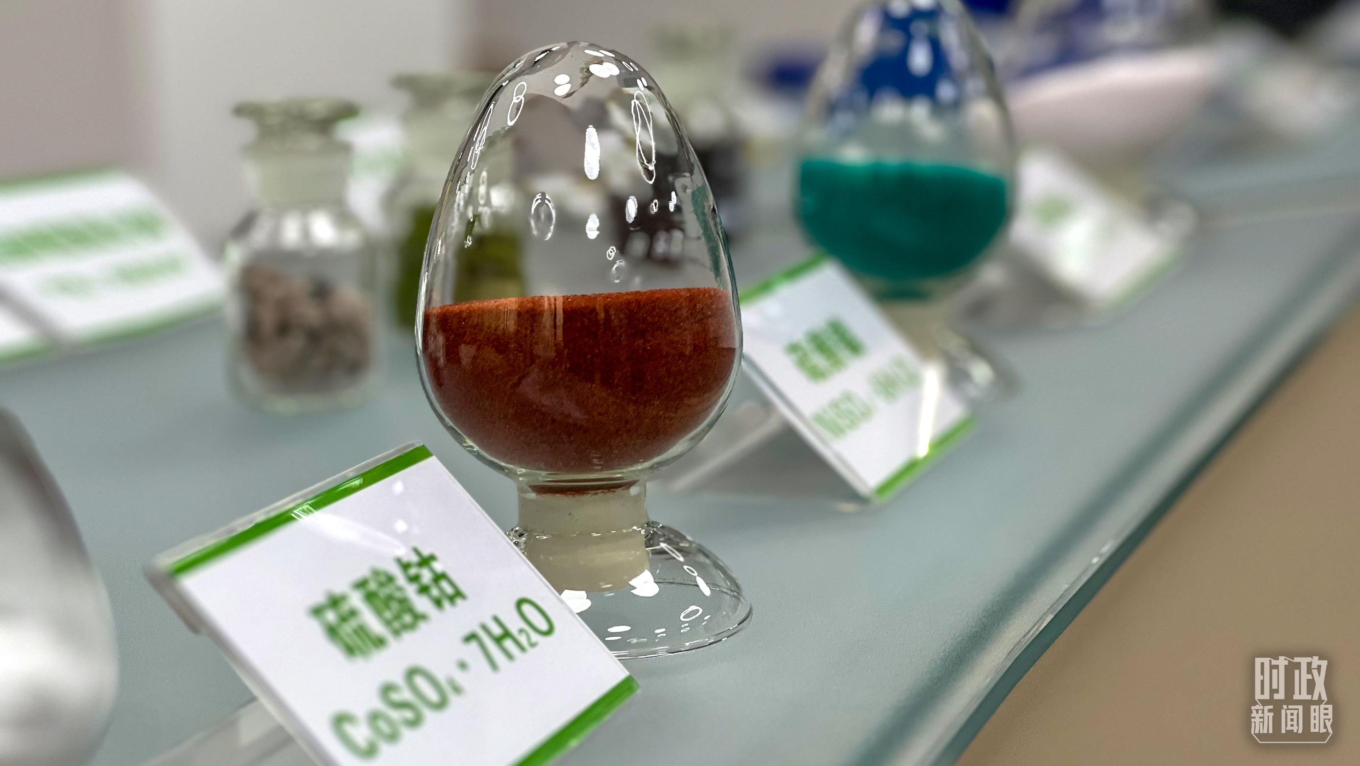 △巴斯夫杉杉电池材料有限公司的产品展示。(总台央视记者李炜拍摄) △巴斯夫杉杉电池材料有限公司的产品展示。(总台央视记者李炜拍摄)