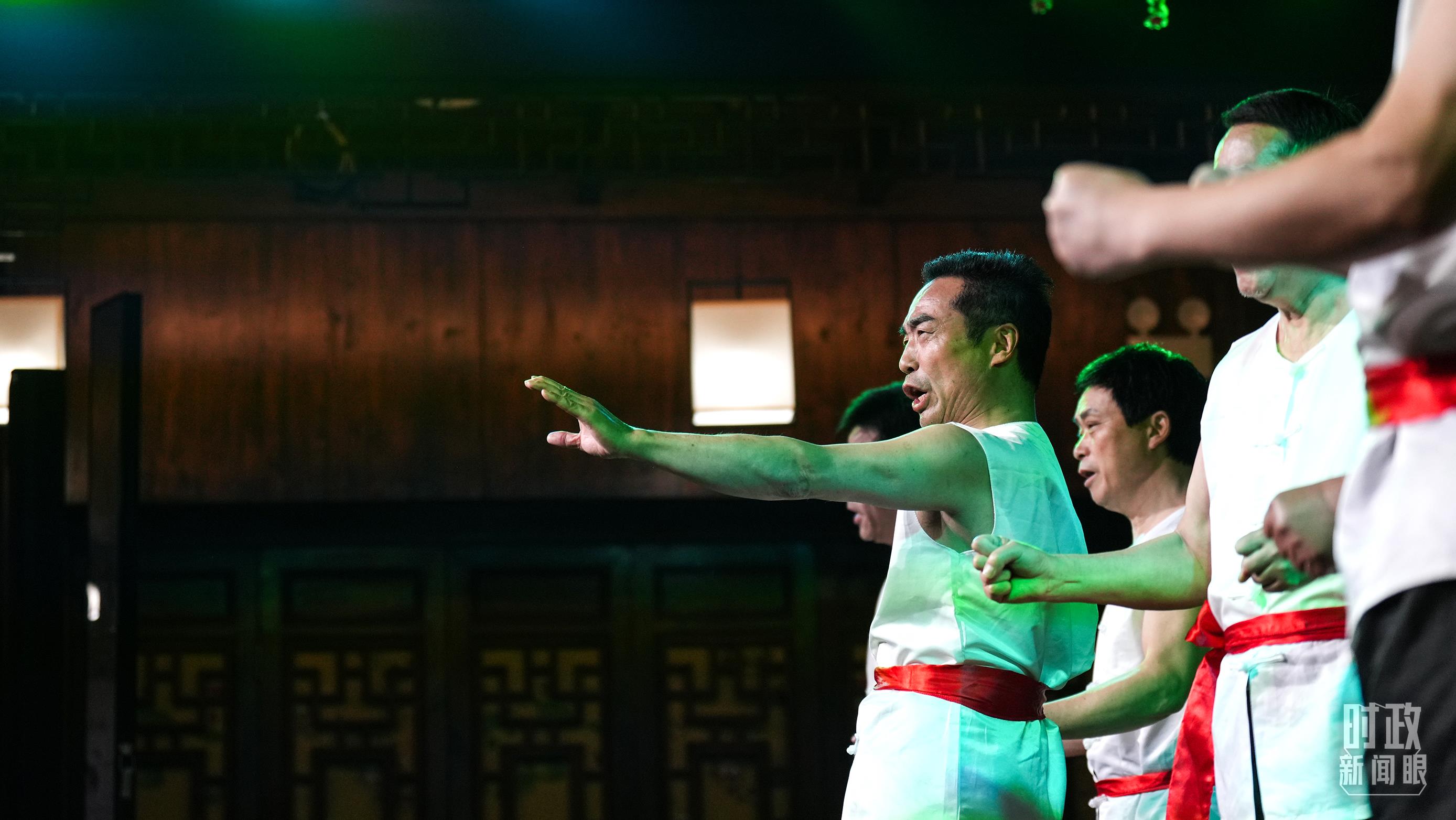 △常德河街,鸳鸯走马楼上演常德高腔《穆桂英挂帅》和澧水船工号子。(总台央视记者许永松、国广记者李晋拍摄) △常德河街,鸳鸯走马楼上演常德高腔《穆桂英挂帅》和澧水船工号子。(总台央视记者许永松、国广记者李晋拍摄)