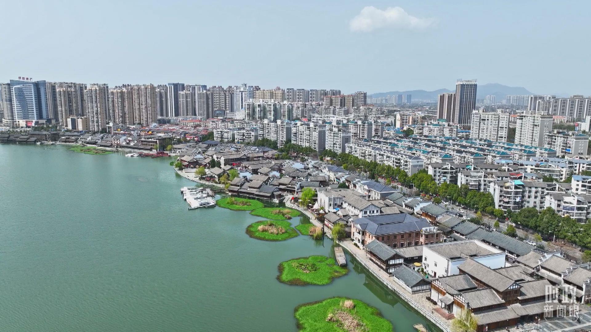 △沅江江畔,常德河街与现代建筑交相辉映。(总台央视记者范凯拍摄) △沅江江畔,常德河街与现代建筑交相辉映。(总台央视记者范凯拍摄)