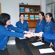 江西铜业集团公司工会向女职工赠送活动用书