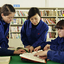 淮海集团公司女职工在公司图书馆读书交流