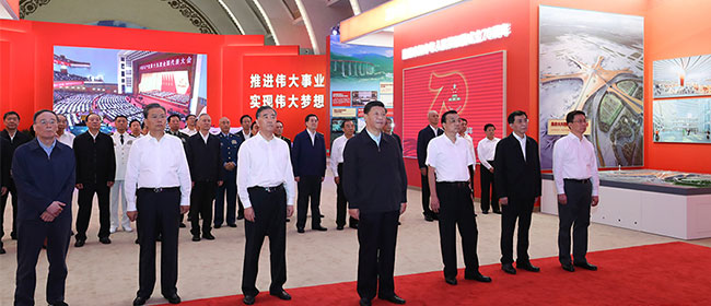 习近平参观庆祝中华人民共和国成立70周年成就展