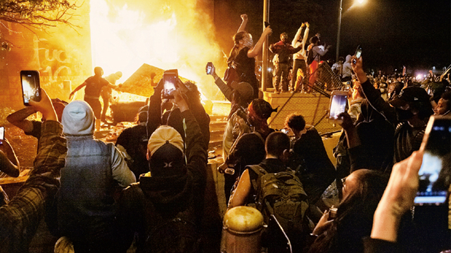 美国各界持续批评政府应对疫情不力