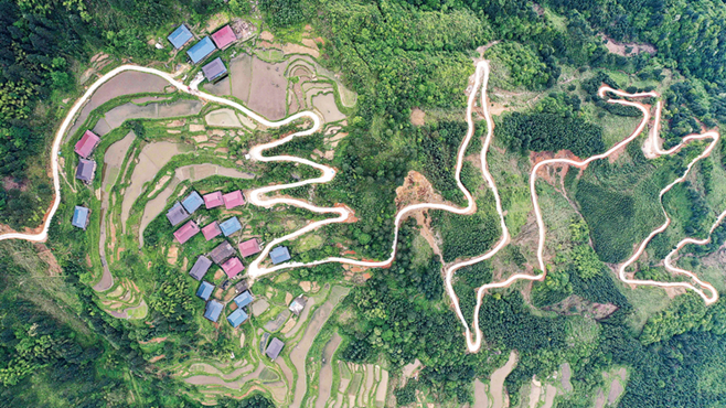 小康路上不让任何一地因交通而掉队