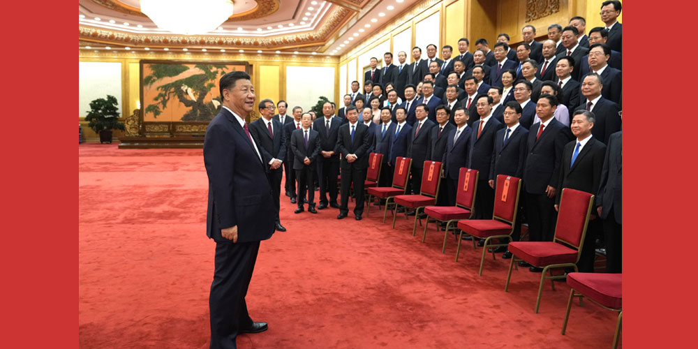 习近平会见全国优秀县委书记