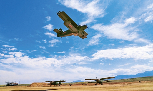 空军党委：飞遍沙海荒山 播出绿水青山