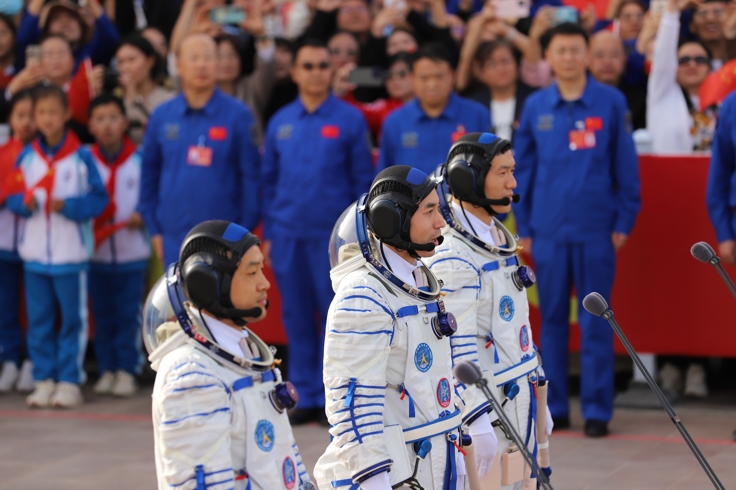 神舟十八号航天员出征仪式。人民网记者 黄帆摄 神舟十八号航天员出征仪式。人民网记者 黄帆摄