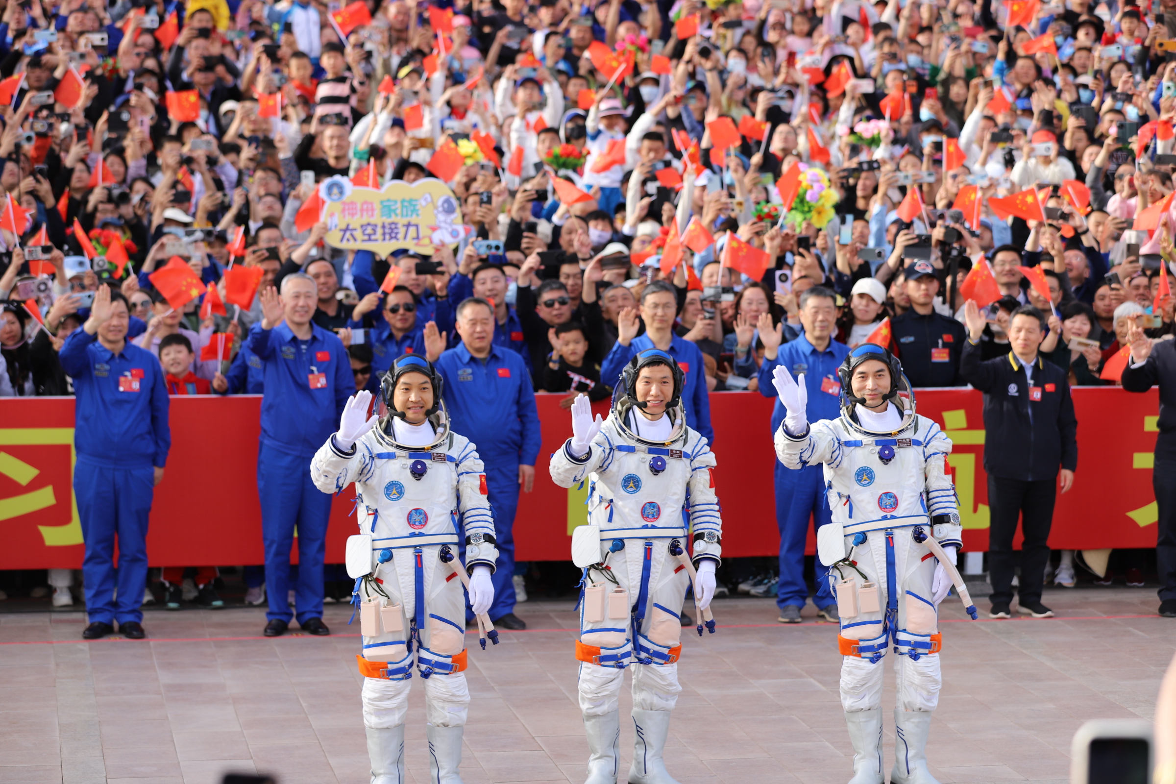 神舟十八号航天员出征仪式。人民网记者 黄帆摄 神舟十八号航天员出征仪式。人民网记者 黄帆摄