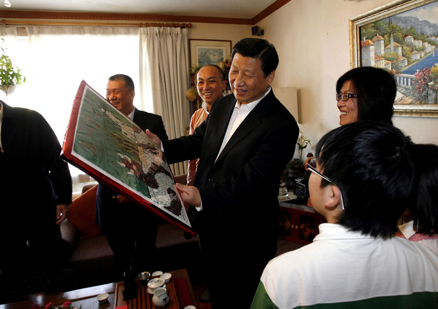 2009年1月10日,习近平来到澳门普通市民胡祖杰家中探访,了解他们生活、工作情况。 2009年1月10日,习近平来到澳门普通市民胡祖杰家中探访,了解他们生活、工作情况。