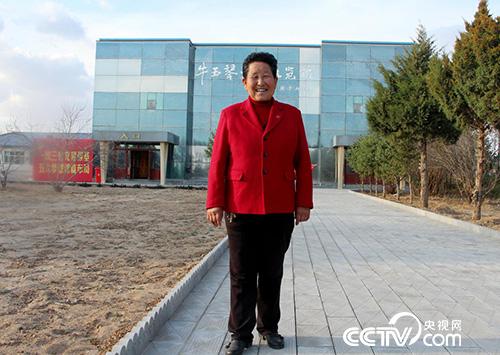 “治沙英雄”牛玉琴(记者 王甲铸 摄) “治沙英雄”牛玉琴(记者 王甲铸 摄)