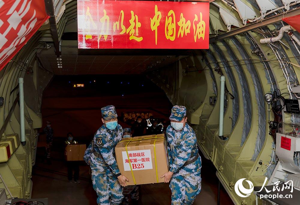 医疗队共计携带3吨物资赴战&ldquo;疫&rdquo;前线。李维 摄