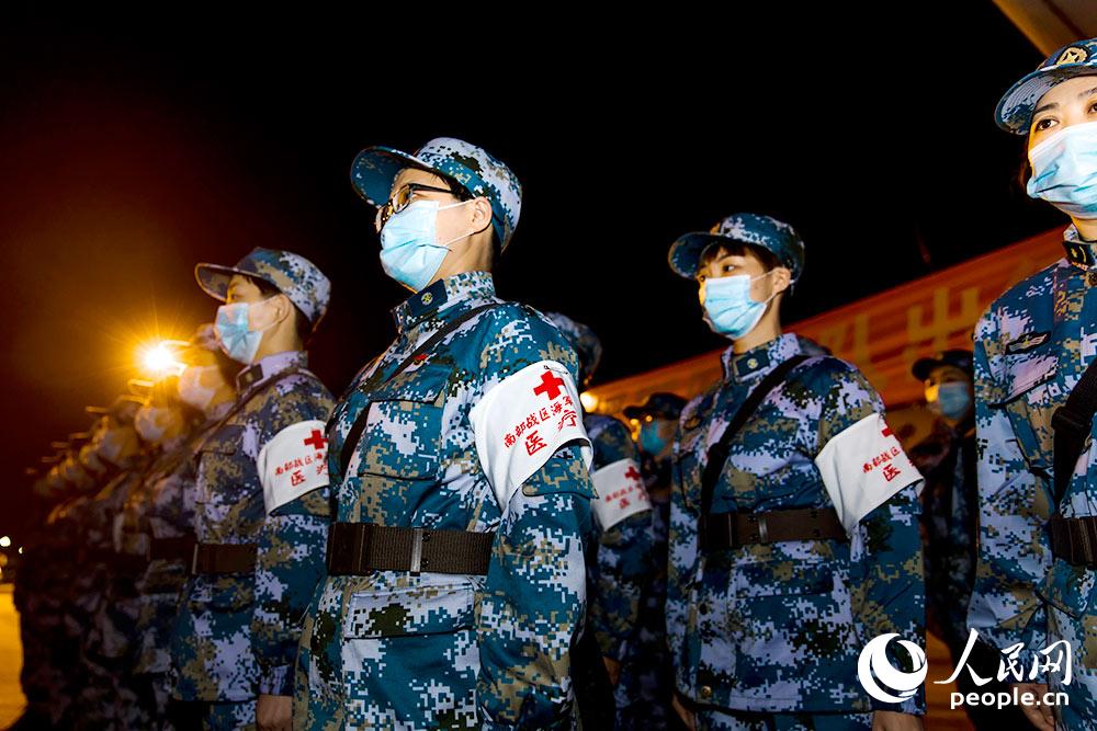 医疗队中有不少文职人员。李维 摄