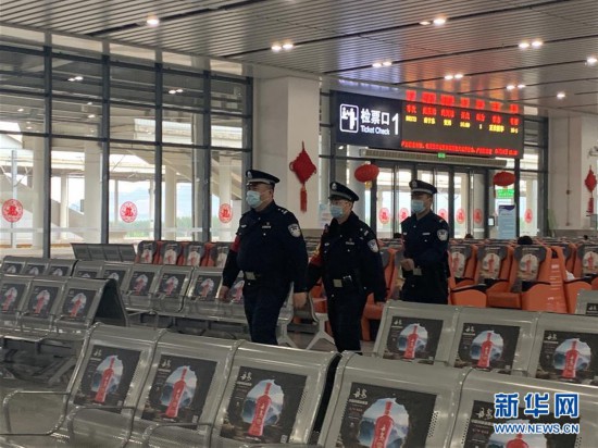 (一线抗疫群英谱·图文互动)(2)一面党旗,一种担当——追记广西来宾北站派出所教导员杨智