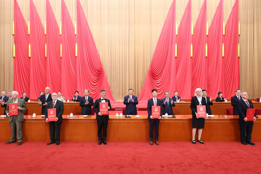 习近平出席国家科学技术奖励大会两院院士大会中国科协第十一次全国代表大会并发表重要讲话 12