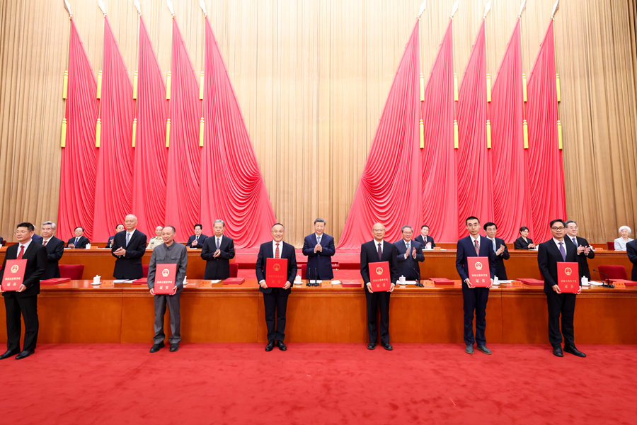 习近平出席国家科学技术奖励大会两院院士大会中国科协第十一次全国代表大会并发表重要讲话 9