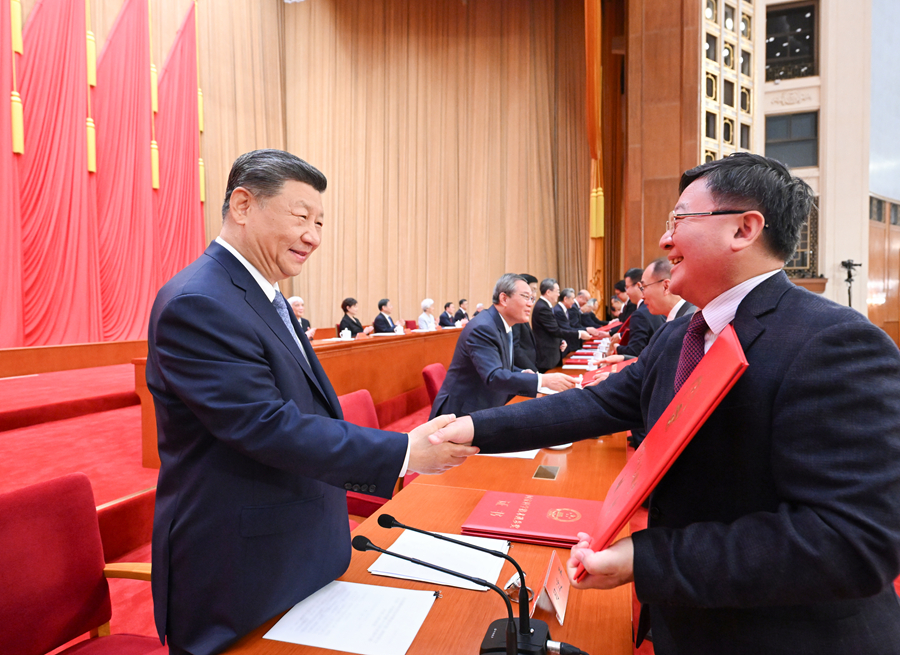 习近平出席国家科学技术奖励大会两院院士大会中国科协第十一次全国代表大会并发表重要讲话 7