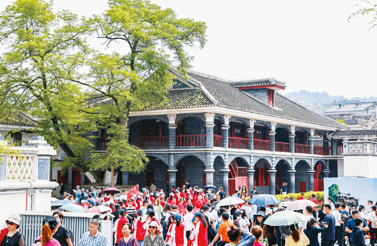 <a href='https://www.qstheory.cn/dukan/qs/2021-12/01/c_1128110831.htm' target='_blank'>从遵义会议看历史昭示</a>