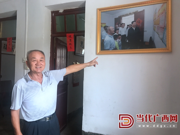 孙观发兴致地向游客介绍习近平总书记到他家做客的情景。王海波摄.jpg