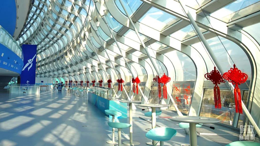 2022年北京冬奥会将在农历大年初四开幕，寓意吉祥喜庆的中国结提前装点&ldquo;冰丝带&rdquo;。（总台央广记者潘毅拍摄）