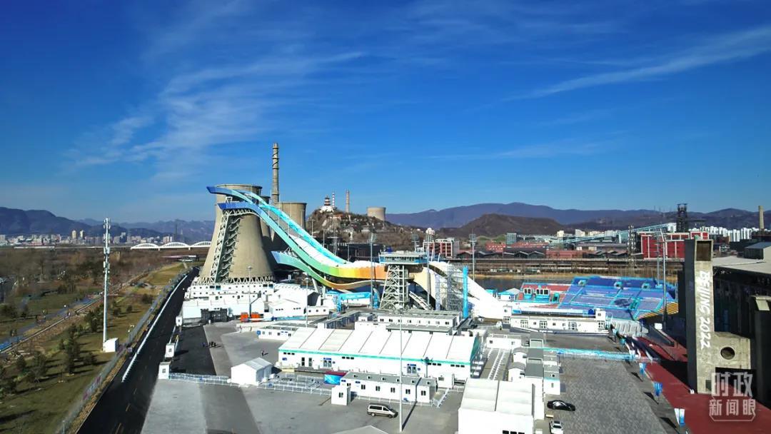 首钢滑雪大跳台的造型设计融入了敦煌壁画中的&ldquo;飞天&rdquo;元素，建筑曲线优美、流畅。（总台央视记者刘岳拍摄）