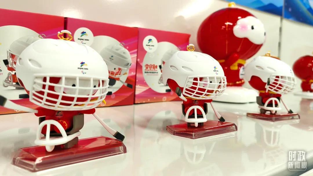 冬奥村特许商品零售店内，冬残奥会吉祥物&ldquo;雪容融&rdquo;冰球运动文创产品亮相。（总台央视记者钟锋拍摄）