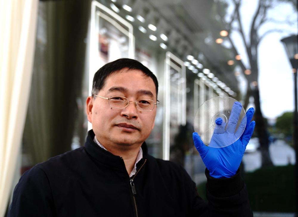 △2024年2月21日，上海光机所阮昊研究员展示&ldquo;超级光盘&rdquo;。