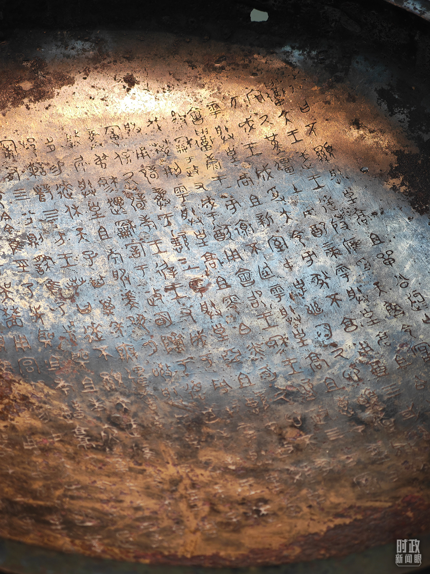 △ 宝鸡青铜器博物院内展陈——逨盘。(总台央视记者丁欣、彭汉明拍摄) △ 宝鸡青铜器博物院内展陈——逨盘。(总台央视记者丁欣、彭汉明拍摄)