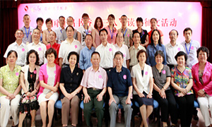 首届书香“三八”读书征文活动评审专家与工作人员合影