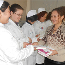 基层工会向职工赠送活动用书