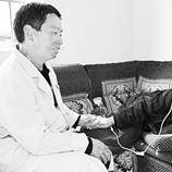 村医邓前堆：月亮照亮行医路