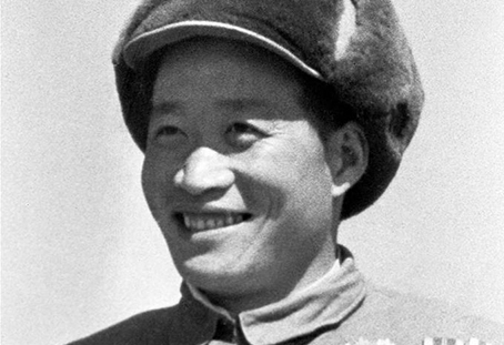 奇袭白虎团的战斗英雄杨育才