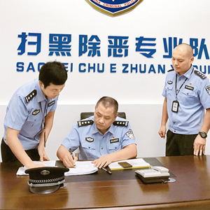 杨春：忠诚保民安 热血濯警徽