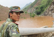 谢樵：救援泅渡堰塞湖