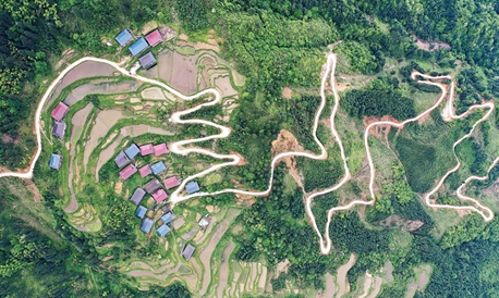 小康路上不让任何一地因交通而掉队